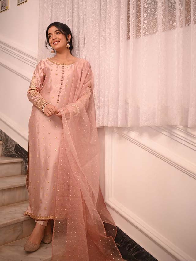 Timeless Beauty: Laiba Khan’s Breathtaking Outfit Showcase